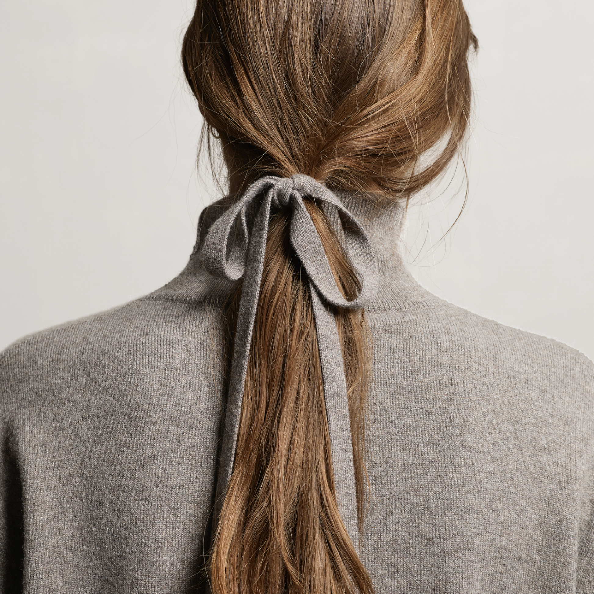 MA91 Cashmere Ribbon by Mawei, grey brown, hair band, hair string, female model.