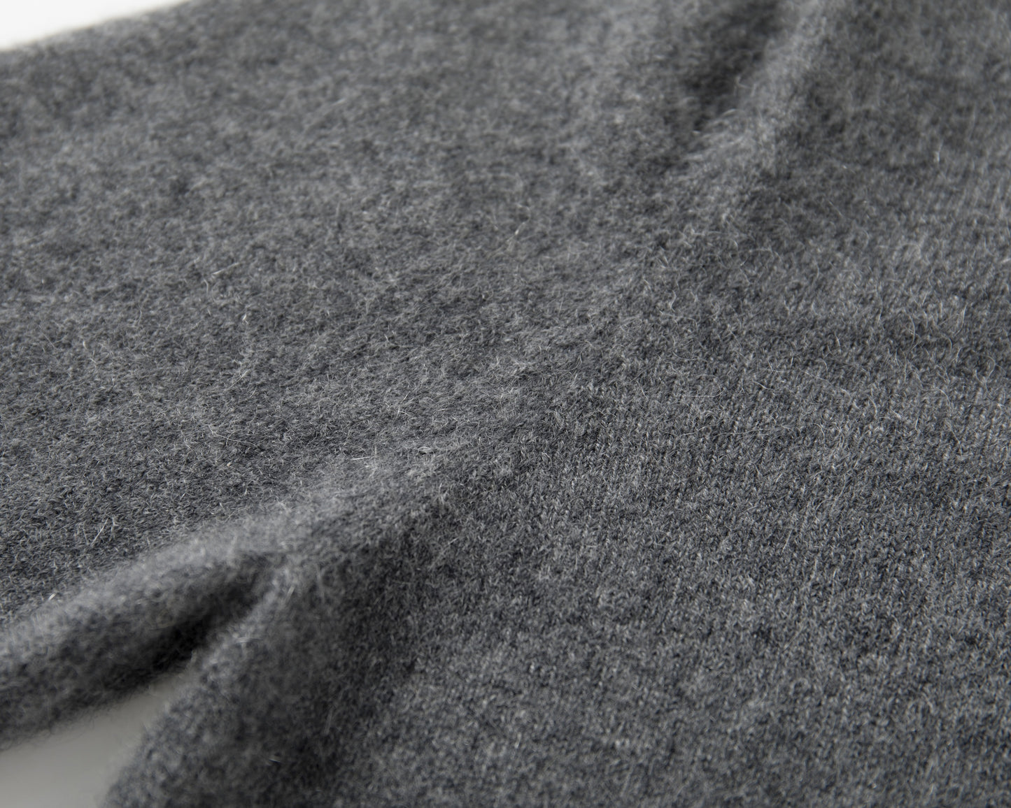 MA02 SLIM CREWNECK CASHMERE SWEATER