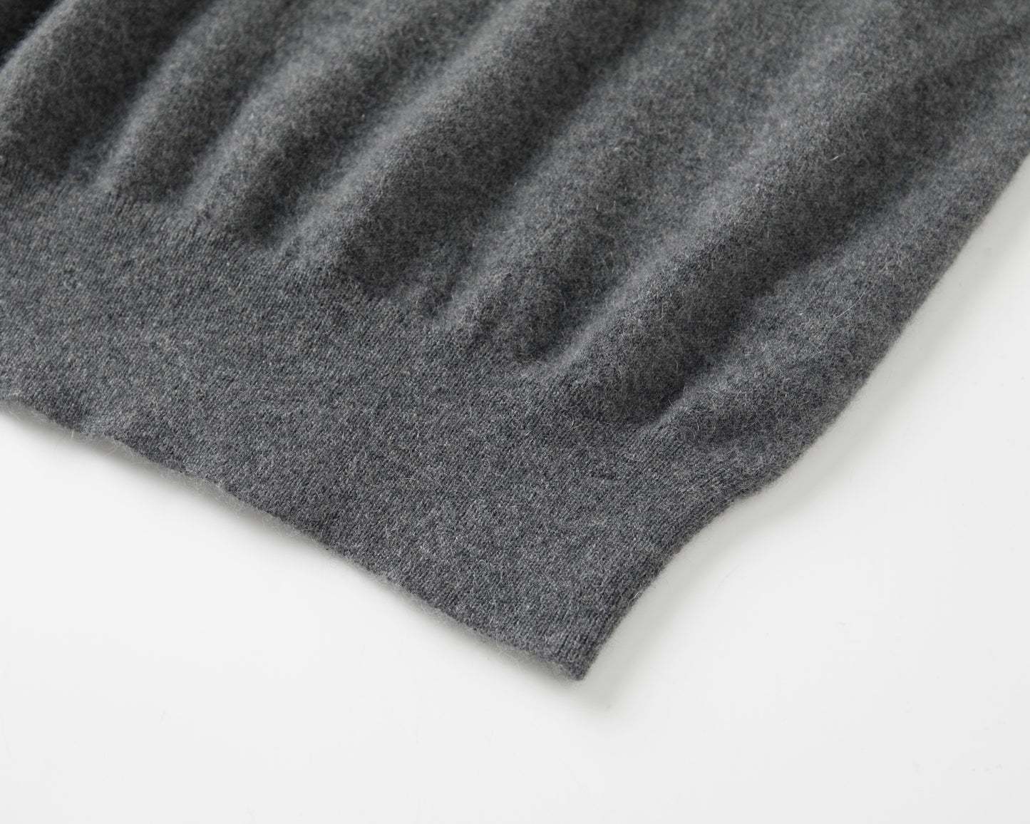 MA02 SLIM CREWNECK CASHMERE SWEATER