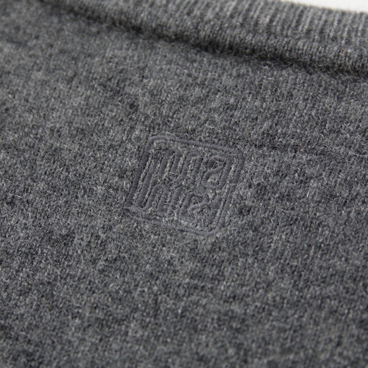 MA02 SLIM CREWNECK CASHMERE SWEATER