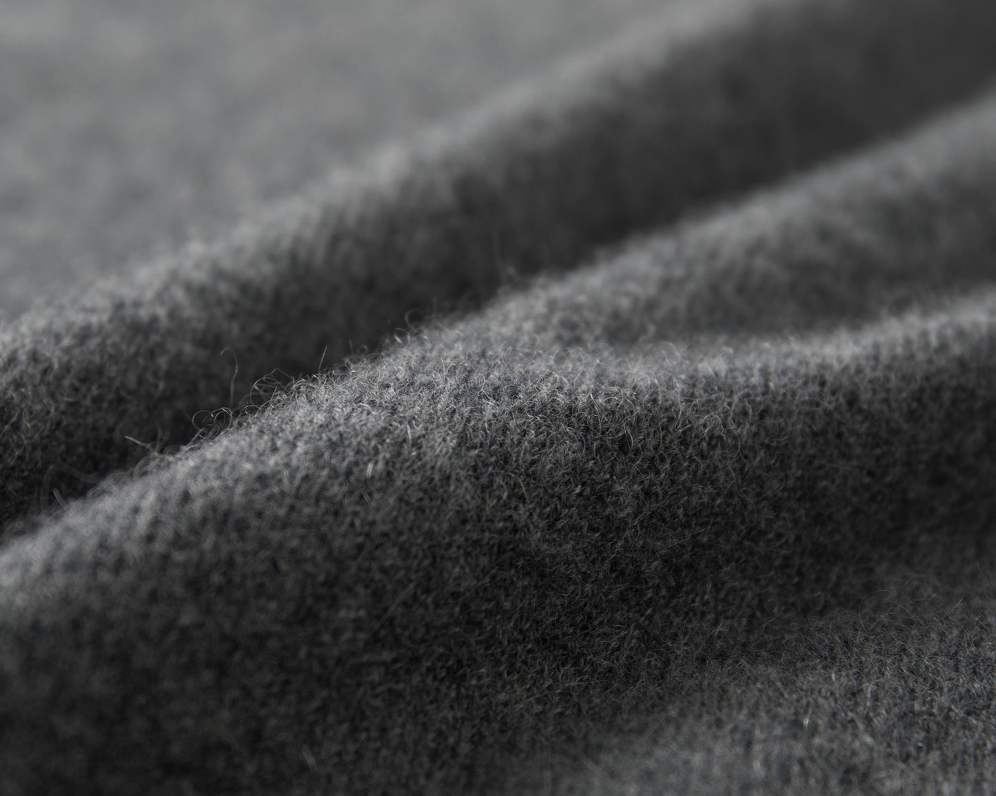 MA02 SLIM CREWNECK CASHMERE SWEATER