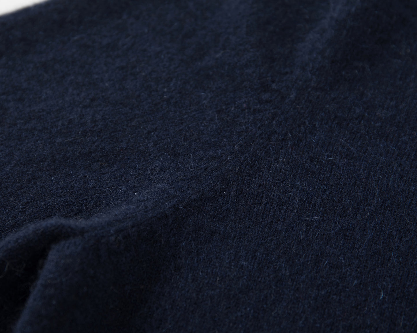 MA02 SLIM CREWNECK CASHMERE SWEATER