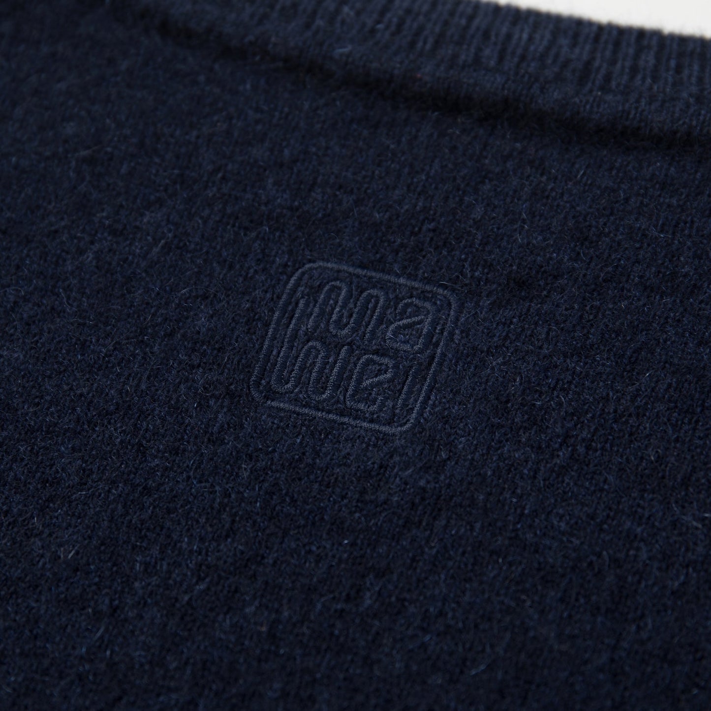MA02 SLIM CREWNECK CASHMERE SWEATER