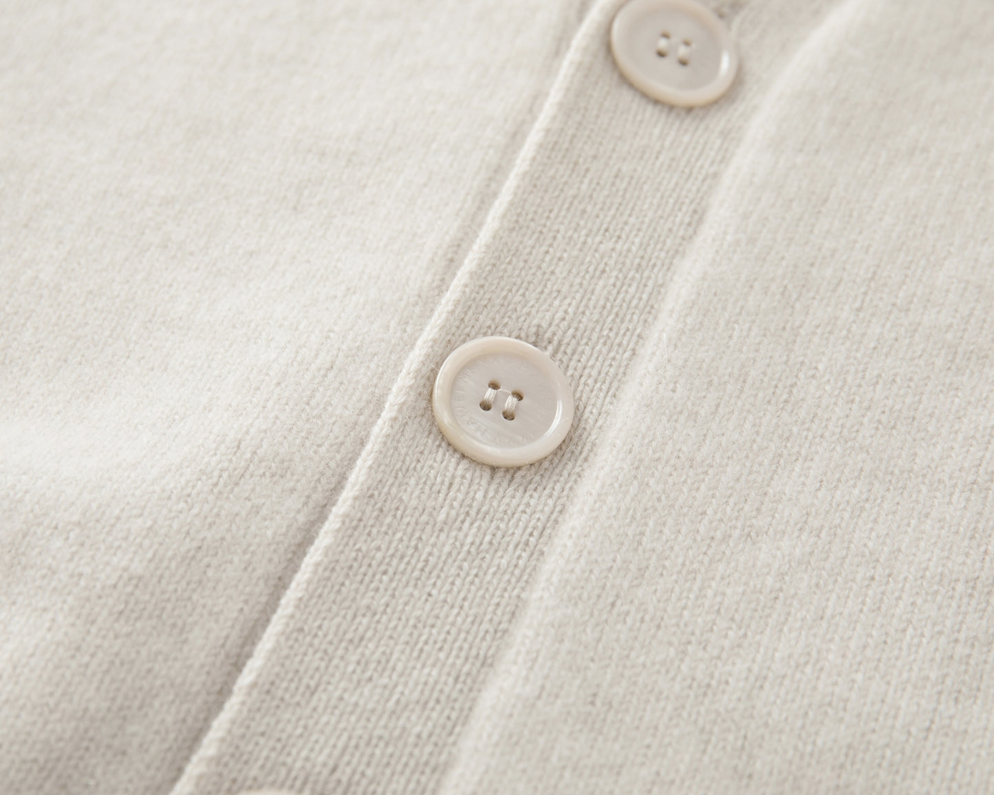 MA52 CASHMERE V NECK CARDIGAN