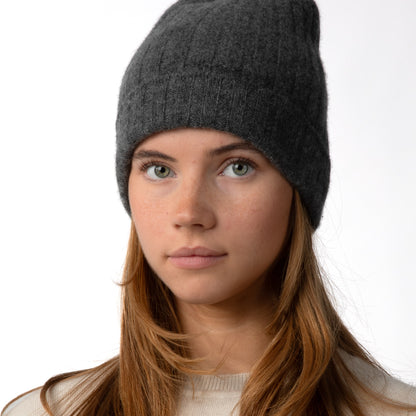 MA71 Cashmere Beanie, grey, front view, female model.