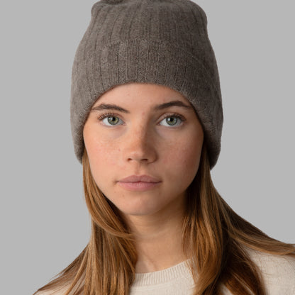 MA71 Cashmere Beanie, grey brown, front view, female model.