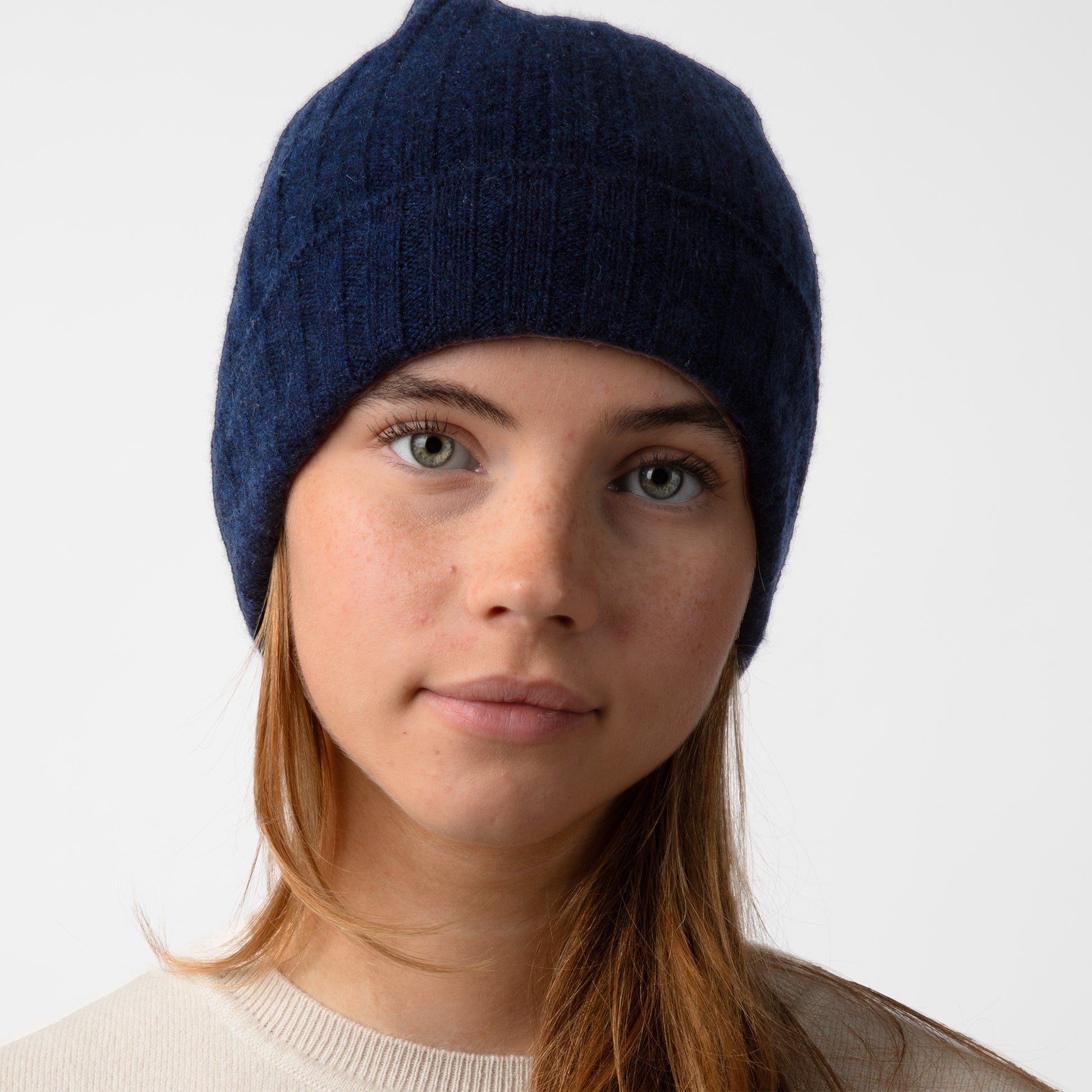 MA71 Cashmere Beanie, navy blue, front view, female model.